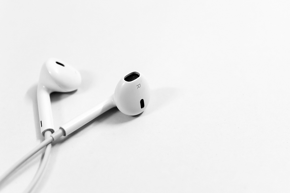 Cyclists with headphones in hear more than cars with windows up