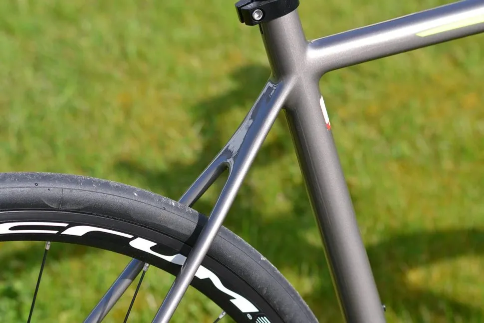 Vélo De Route Vitus Full Shimano 105 - Cadre Violet, Roues 28 Pouces - Restauré
