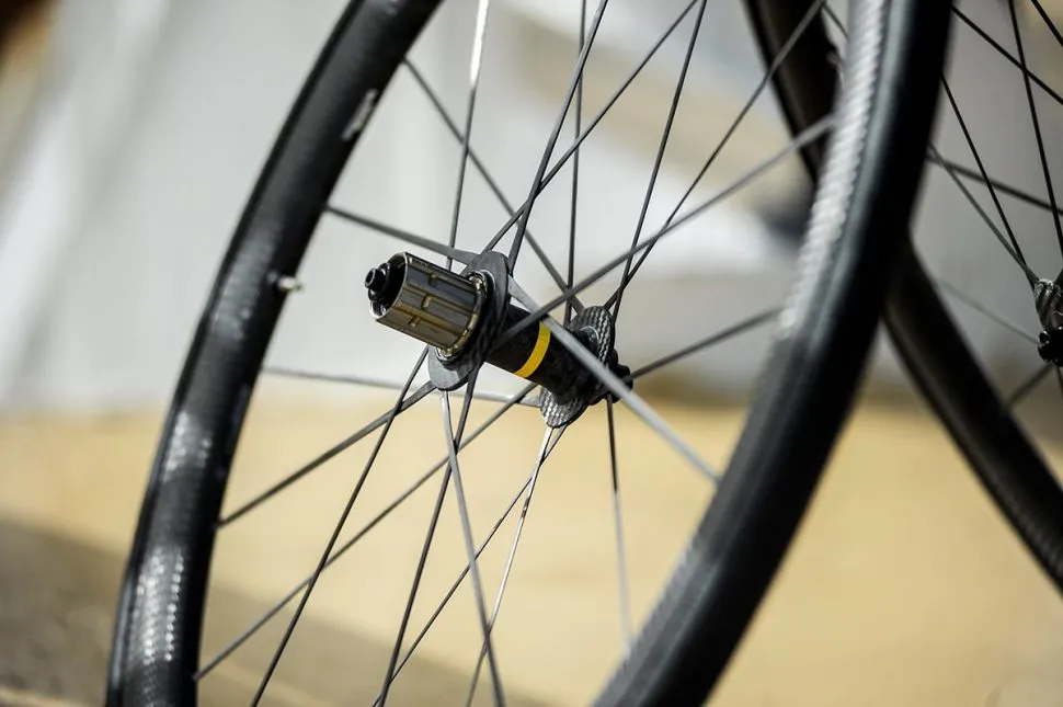 mavic_comsic_ultimate_side_on_