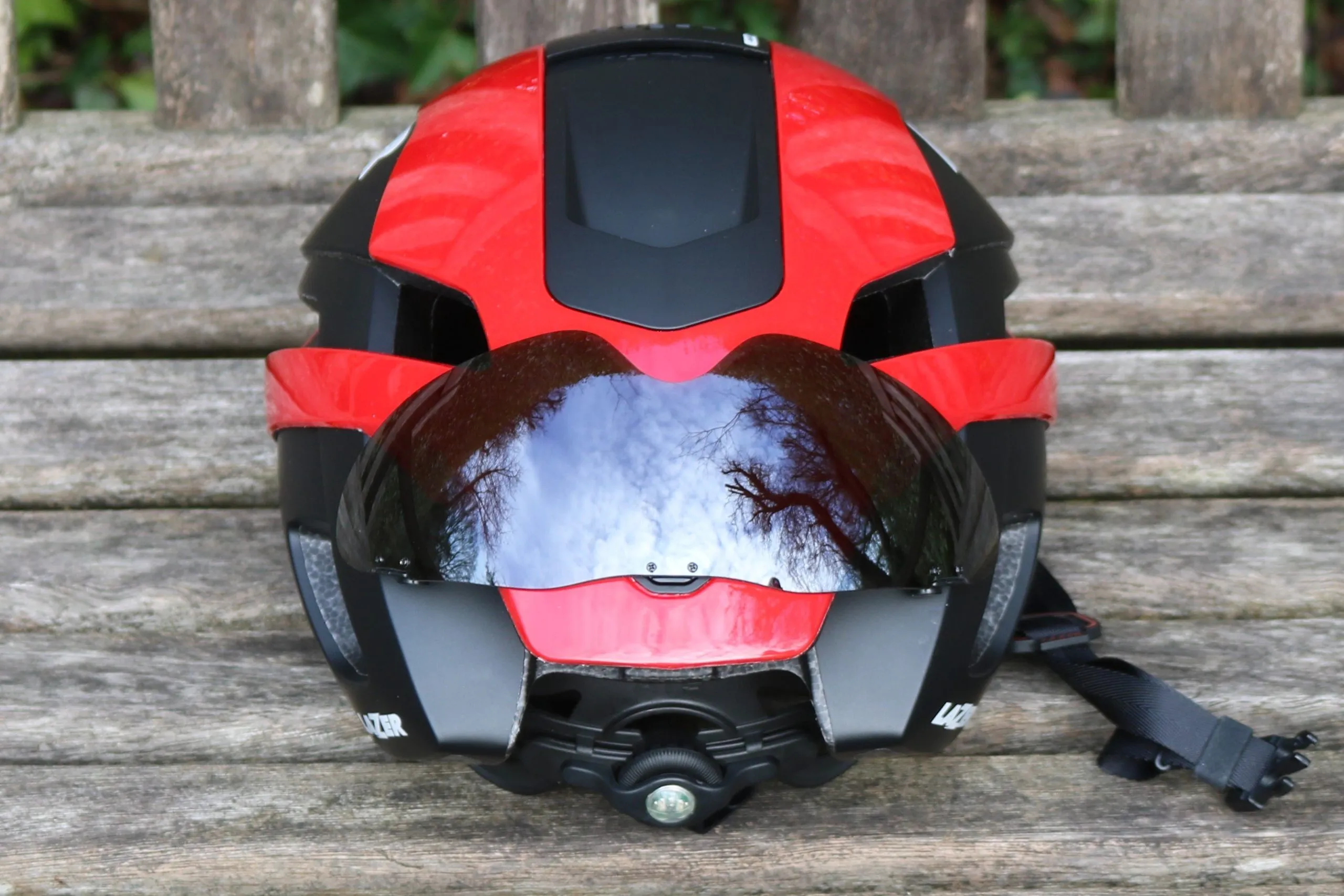 lazer bullet aero road helmet Vento Kineticore Medium White Reflective decals and a rear LED light increase your visibility at night while its compatibility with its LifeBEAM technology 2019 Lazer Bullet 2.0 MIPS