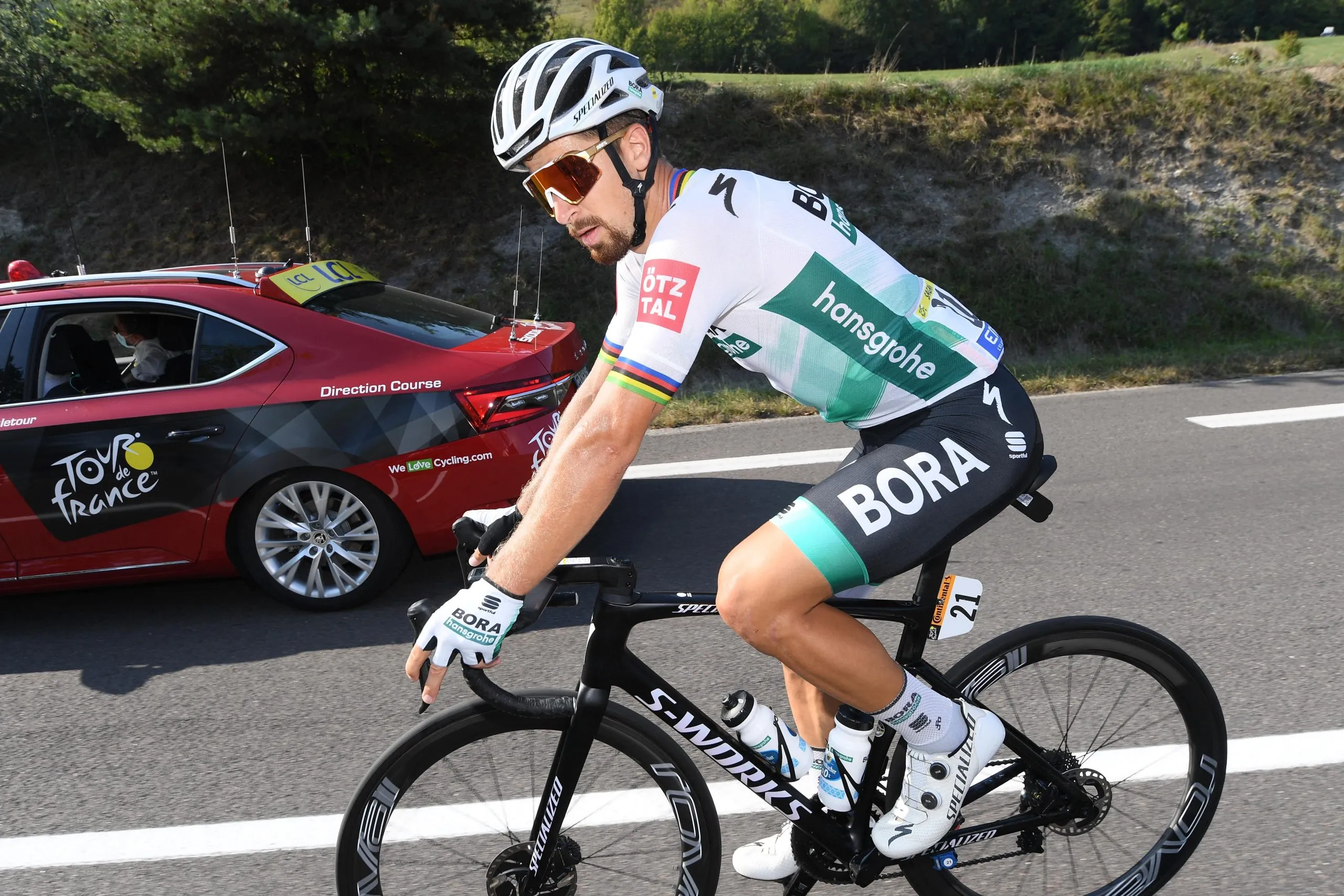 Le slovaque Peter Sagan de Bora-Hansgrohe signe un autographe au début