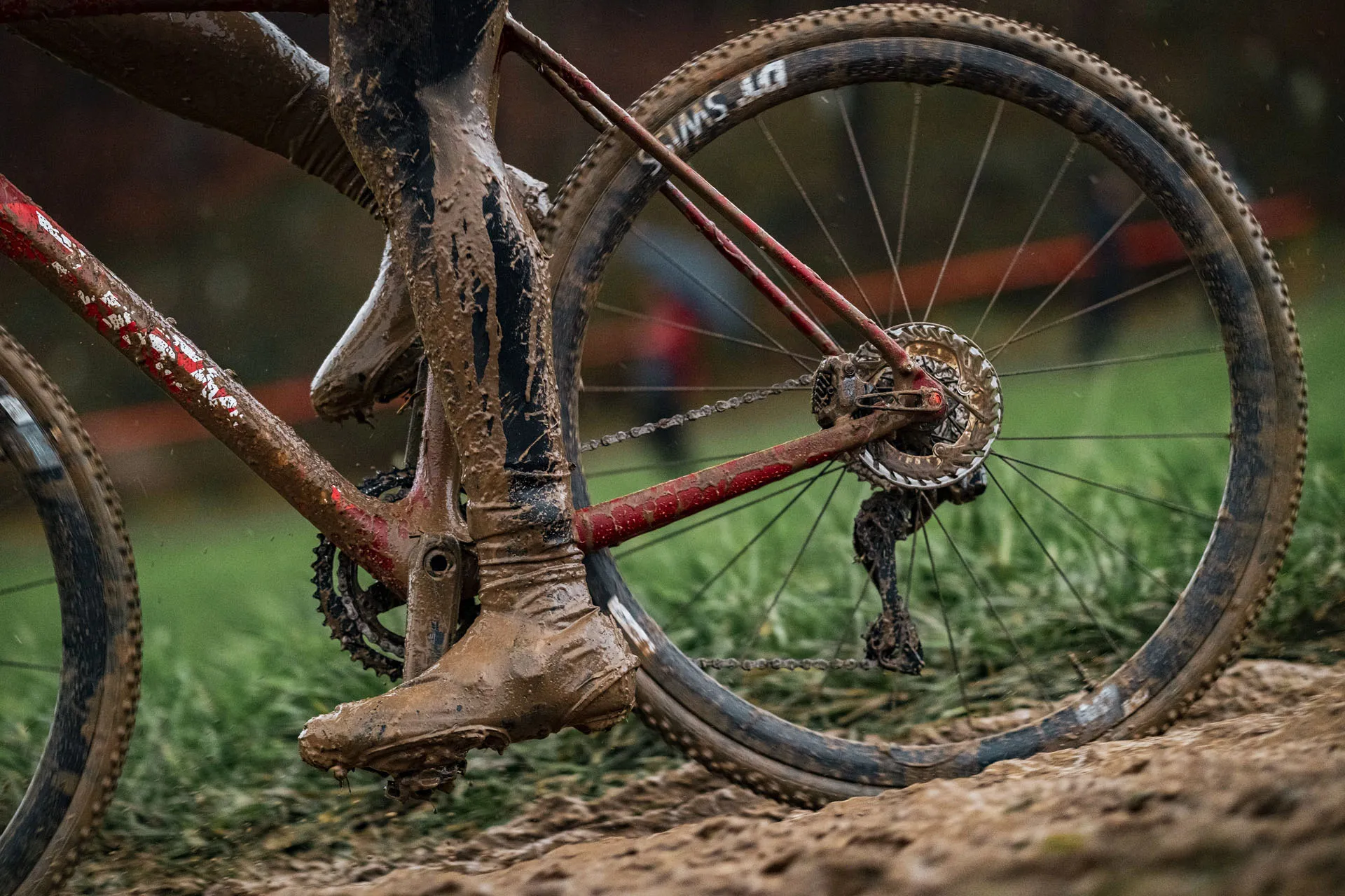 DT Swiss updates CRC 1400 Spline CX wheelset with return to hooked