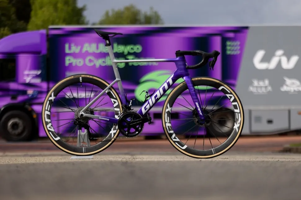 New Giant Propel steals TCR's clothes with lighter one-piece