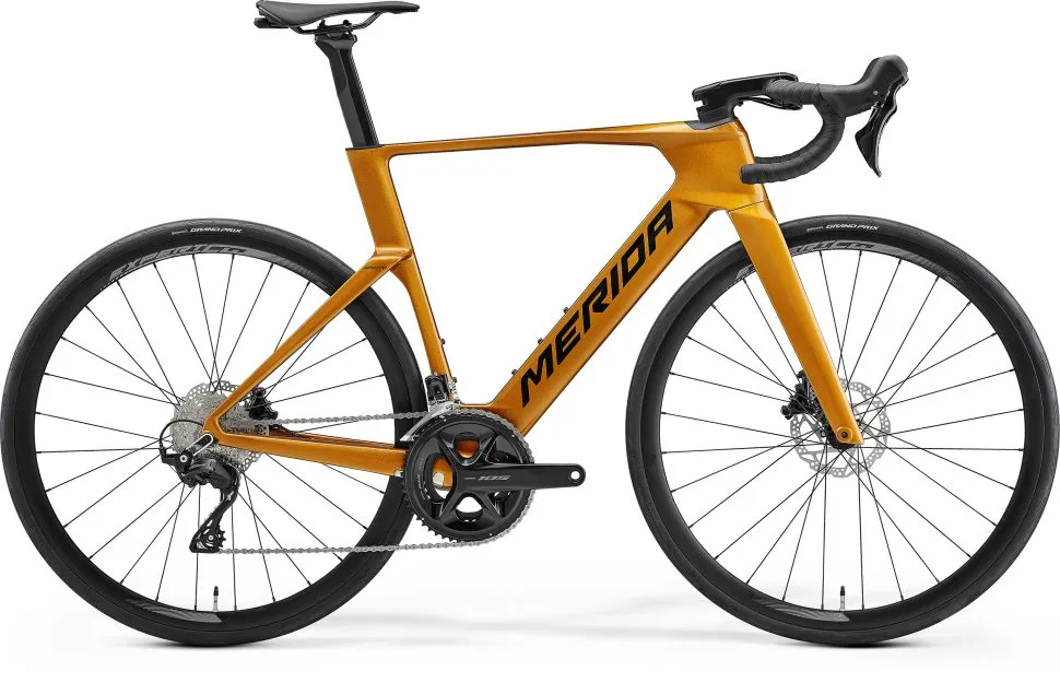 REACTO_4000_gldblk_MY27__DO_NOT_SHARE_EMBARGO_06-03-2026-970x625