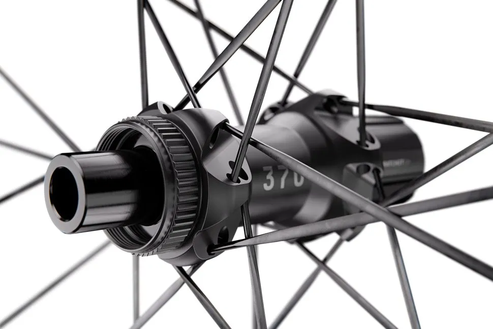 DTSwiss-Road-Wheels-1800-New-Horizons-Detail-A-1800-Spokes-001-1920px-970x647